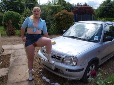 During the car wash in the driveway, Samantha exposes herself as she is washing her thick blonde hair.