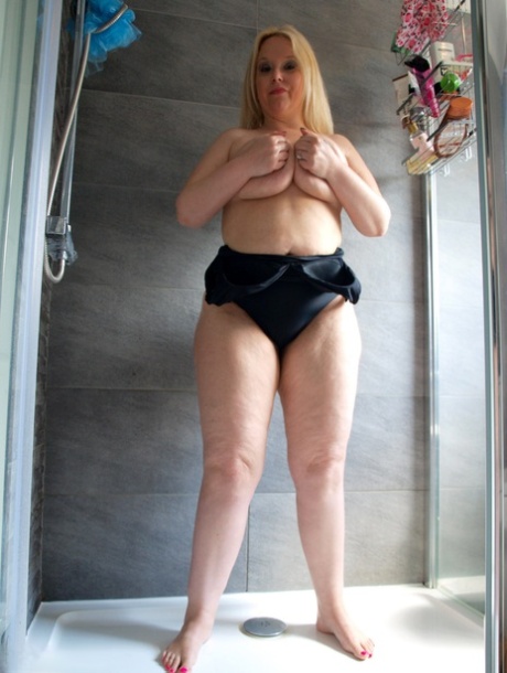 British Fatty Sindy Bust Oils Up While Getting Butt Naked In A Shower