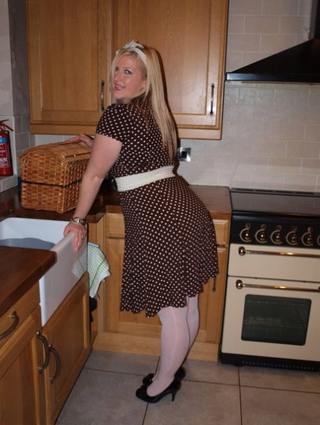The overweight blonde Samantha snatches her penis in the kitchen after taking a bite.