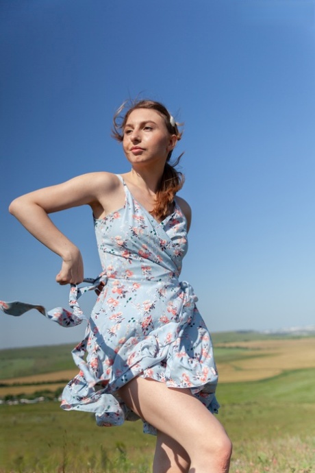 While playing in a farmer's field, Lana Winter, who is still just an amateur player at the time, expose herself completely to the wind