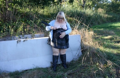 MILFBBWCurvyUnited KingdomBig AssMatureBlondes' grandmother and a cousin, the Duke of Orange.