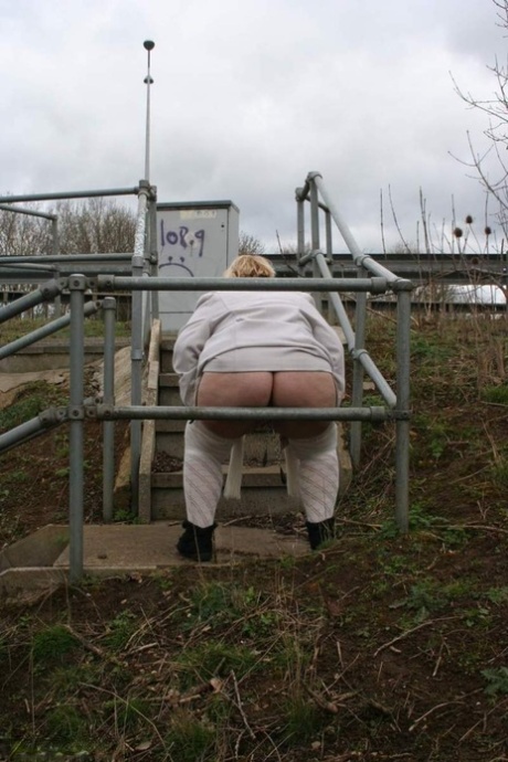 Lexie Cummings, an elderly woman from Britain, experiences flashes while at a public park.