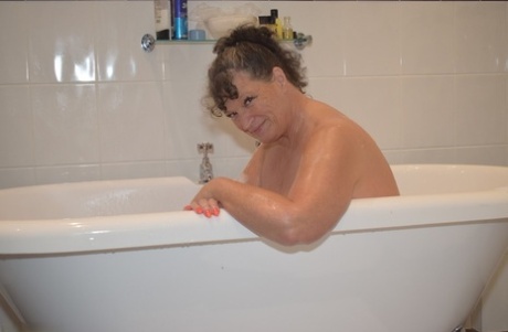 Busty Kim, who is a mature person with fatty breasts, displays her large breasts while bathing.