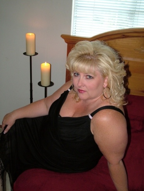 With a provocative bra and pantyhose, the Blonde BBW Taffy Spanx goes naked to show off.