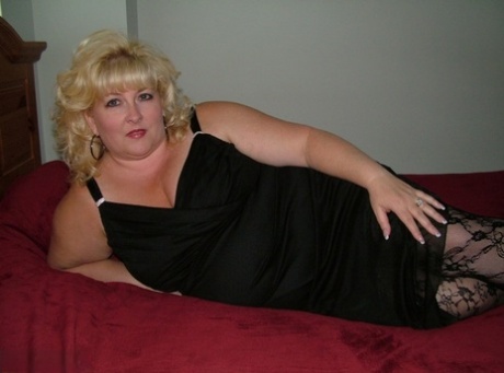 In this nude look, blonde BBW Taffy Spanx pulls off the sensual bra and pantyhose to go naked.