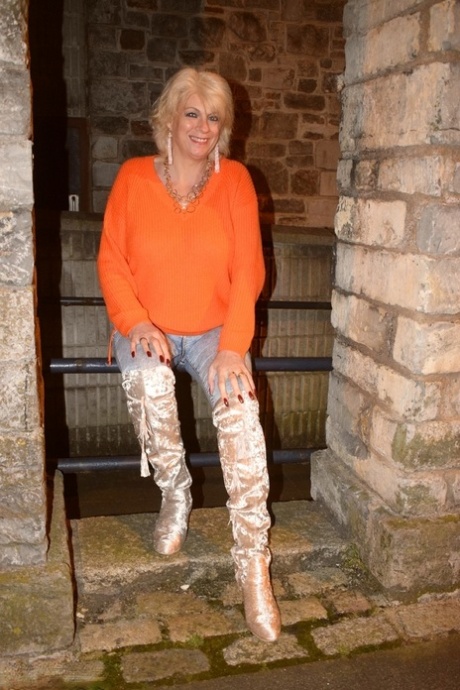 Hotel guest Dimonty, who is blonde at the time, wears over-the-knee boots.