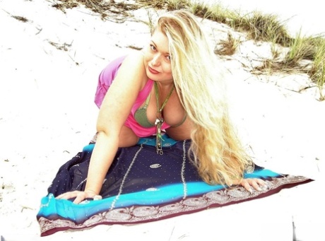 Thick Blonde Curvy Meile Pops Out Her Natural Tits While At The Beach