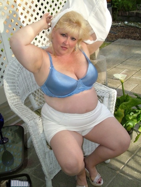 On a patio, Taffy Spanx, who is overweight and blonde, takes a naked bath before engaging in self-pleasure.