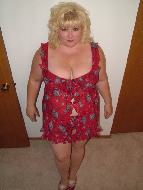 Overweight Blonde Lady Taffy Spanx Finger Spreads Her Snatch On A Bed