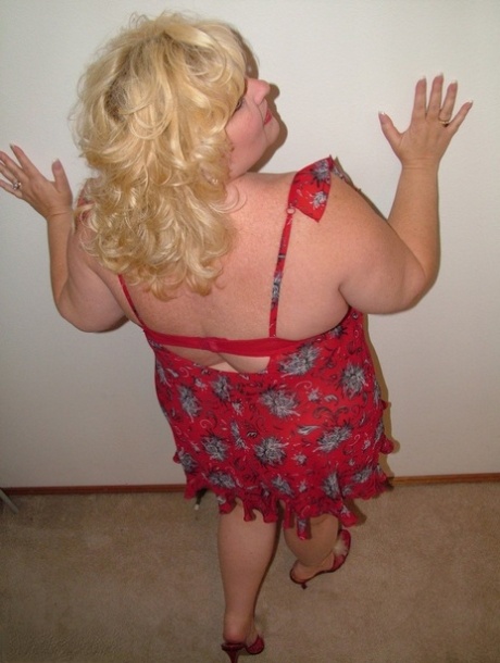 Overweight Blonde Lady Taffy Spanx Finger Spreads Her Snatch On A Bed