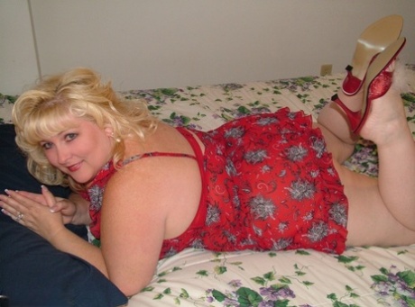 Overweight Blonde Lady Taffy Spanx Finger Spreads Her Snatch On A Bed