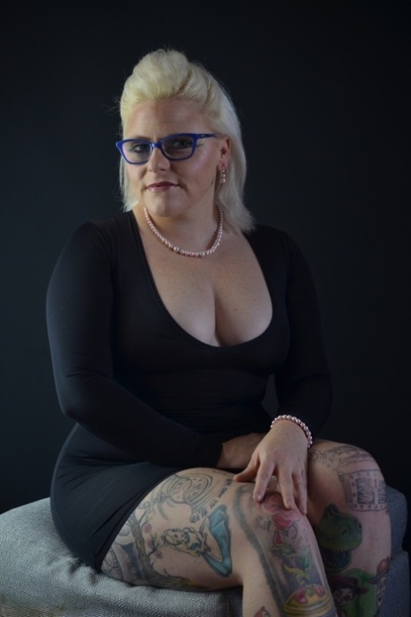 Big Tip Tops Big Ass Inked Granny Blands High Heels Huge Glasses Solo Under The Sky - MILFUnited Kingdom