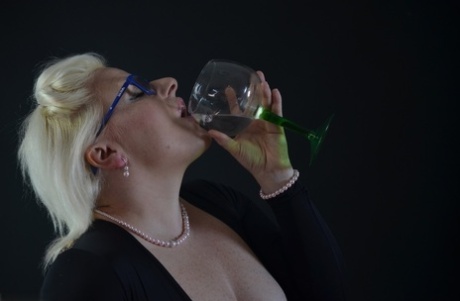 Tattooed Blonde Mollie Foxxx Prepares To Swallow Water From A Goblet