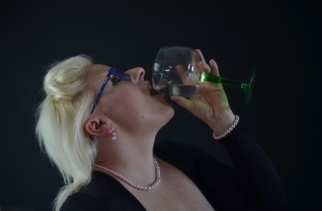 Tattooed Blonde Mollie Foxxx Prepares To Swallow Water From A Goblet