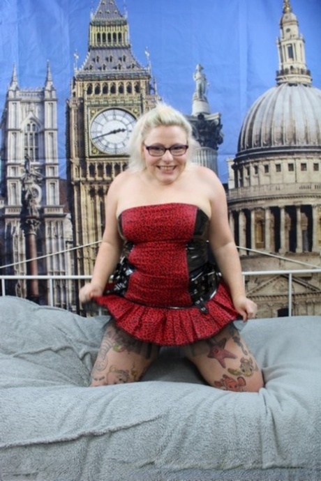The MILFUnited Kingdom is characterized by big prizes, big high heels, big guns, and intricate jewelry.