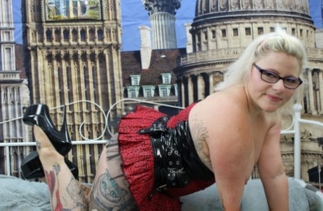 Being in a MILFUnited Kingdom, one would be impressed by the big prizes, such as big hearts with tattoos and high heels, fancy trousers and glasses.