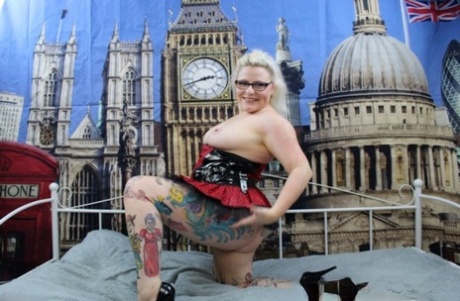 Despite being in the MILFUnited Kingdom, the model is known for its big prizes and her tattoos, high boots, glasses, and impressive height.