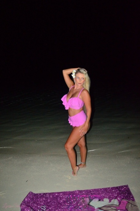 Curvy UK Blonde Lycia Sharyl Gets Totally Naked During Outdoor Action At Night