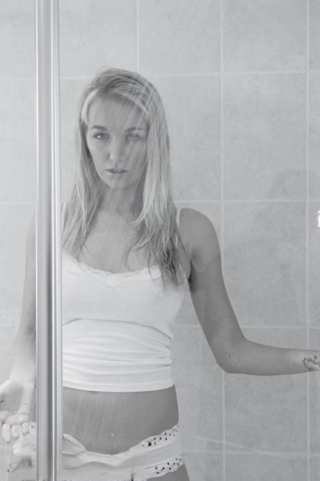 Hot Blonde Hayley Marie Coppin Displays Her Great Body While Showering 29721863