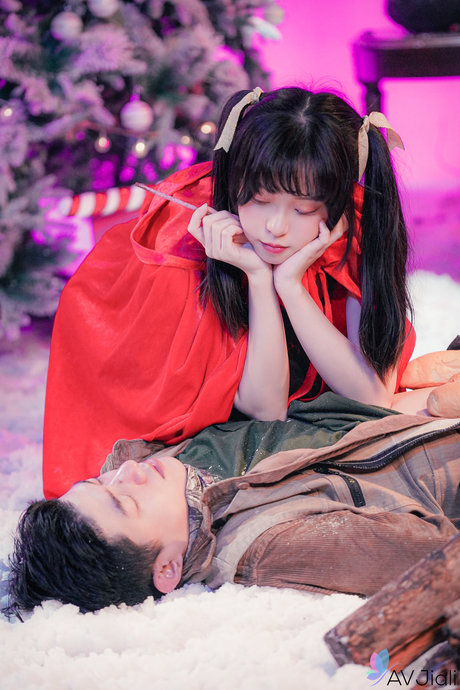 Cute Chinese Girl Yuli Has Sex With Her Lover Near A Christmas Tree