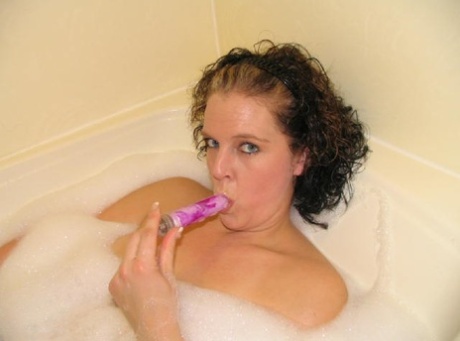 Mature Brunette Tiffany Lynne Blows A Kiss While Masturbating During A Bath