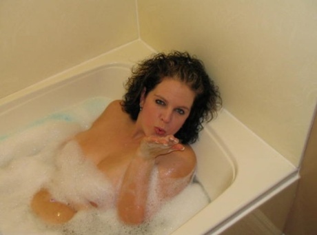 Mature Brunette Tiffany Lynne Blows A Kiss While Masturbating During A Bath