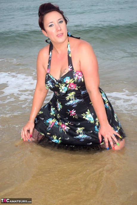 Older Lady Sara Banks Shows Her Tits And Pussy On A Beach In The Surf