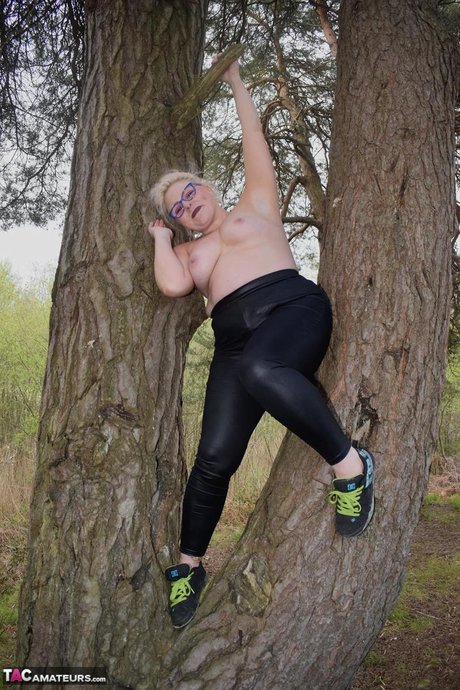Tattooed British BBW Mollie Foxxx Goes Nude Near The Water In Running Shoes