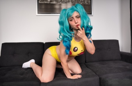 Cute Cosplayer Rada Brewer Finger Spreads Her Pussy During A Solo Show 43211319