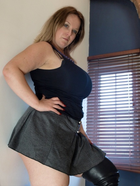 Bbw Skirt Pussy - BBW Boots Porn Pics - PornPics.com