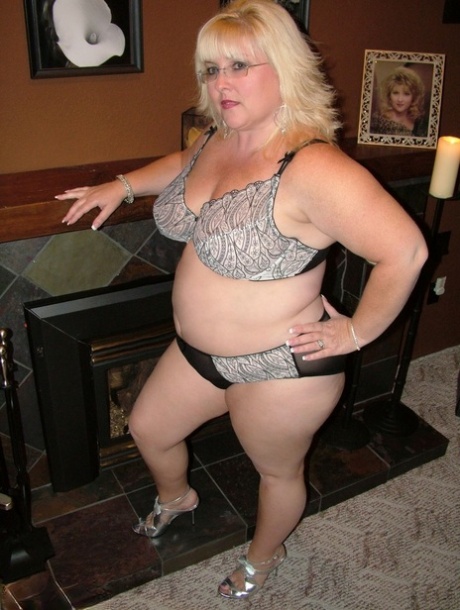 Overweight Blonde Taffy Spanx Shows Her Tight Pussy After Going Nude In Heels