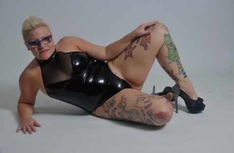 Thick Blonde With Tattoos Mollie Foxxx Changes Her Outfits During SFW Action