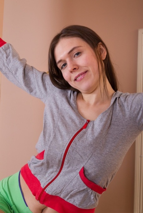 Девушка-любительница раскрывает свои большие гибкие сиськи во время стриптиза