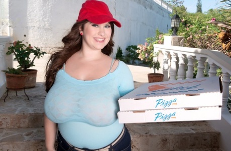 Before baring her knockers, Jennica Lynn, a single woman, takes out a couple of pizzas.