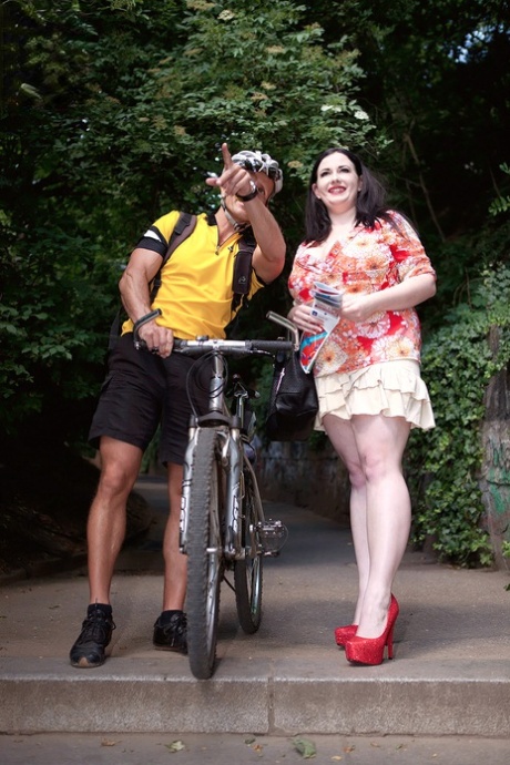Anna Beck (BBW) foreplays how she catches a bike courier on holiday.