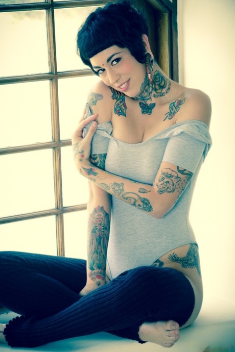 Татуированная модель Аайла Секура (Aayla Secura) позирует обнаженной в черных леггинсах.