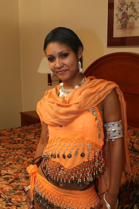 Индийская женщина Dipti светит своей задницей и сосками в своей спальне