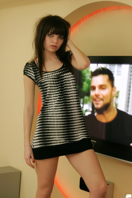 Очаровательная 18-летняя Кайра снимает короткое платье, чтобы раздеться перед телевизором
