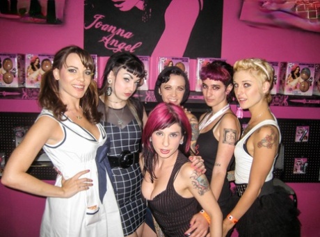 Alt girl Joanna Angel hookups with her pornstar friends at a get together