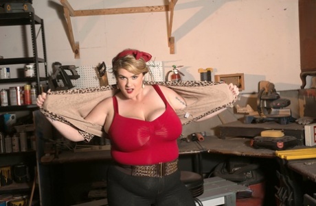 Kimmie Kaboom, the overweight sex of her own, releases herself from the bra and proudly displays her massive breasts.