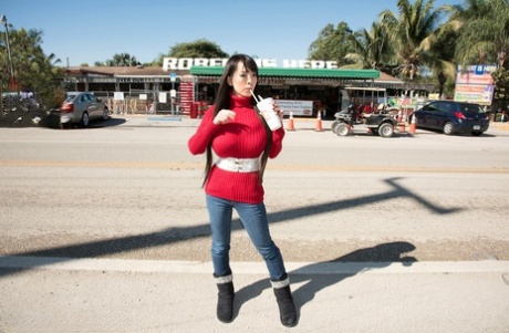 Азиатка с длинными волосами Хитоми заправляет свой красный свитер без обнажения