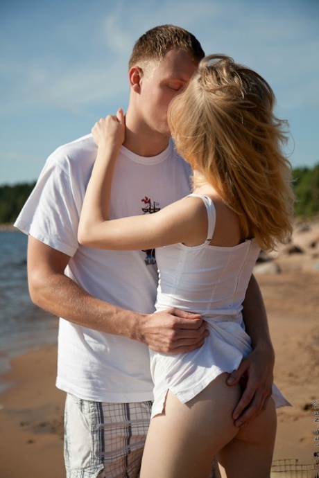 Kissing In Beach - Kissing Beach Porn Pics & Naked Photos - PornPics.com