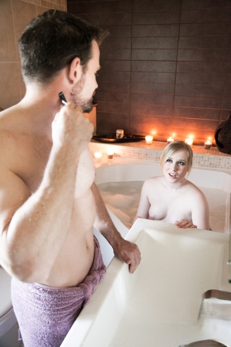 Симпатичная европейка Сатин Спарк получает сперму на задницу после минета в ванной соблазнения