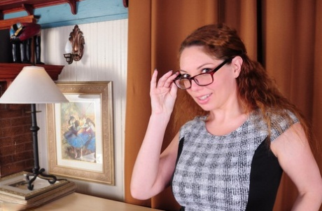 Ботанистая американская домохозяйка с рыжими волосами отложила книгу, чтобы раздеться догола