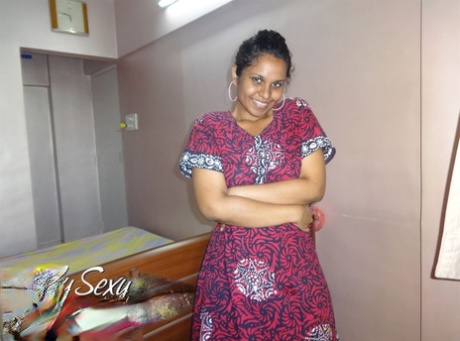 Индианка Лили Сингх высовывает язык перед тем, как обнажить сиськи