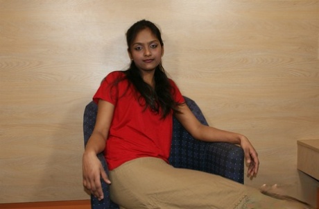 Индийская соло-модель светит своим нижним бельем под юбкой, поедая апельсин