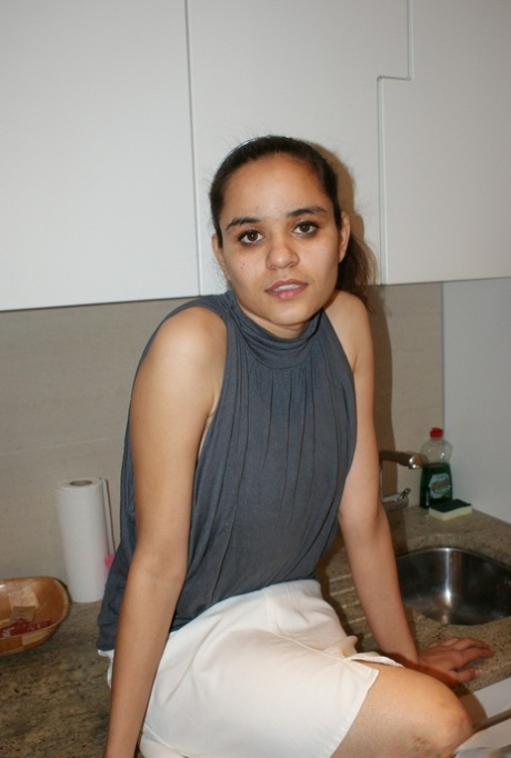 Индийская соло-девушка Жасмин поправляет топик босиком в юбке