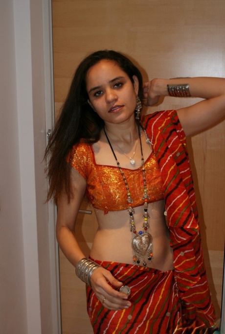 Индийская принцесса Джасиме снимает свою традиционную одежду и позирует обнаженной.