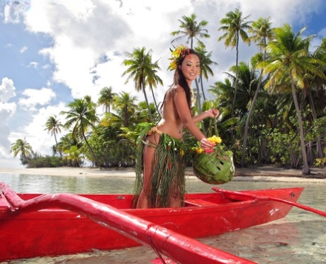 Naked in the sea, Asian beauty Miko Sinz flaunts her phalamath while swimming.