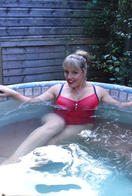 Горячая жирная зрелая Danielle T снимает купальник, чтобы облить холодной водой свои большие сиськи
